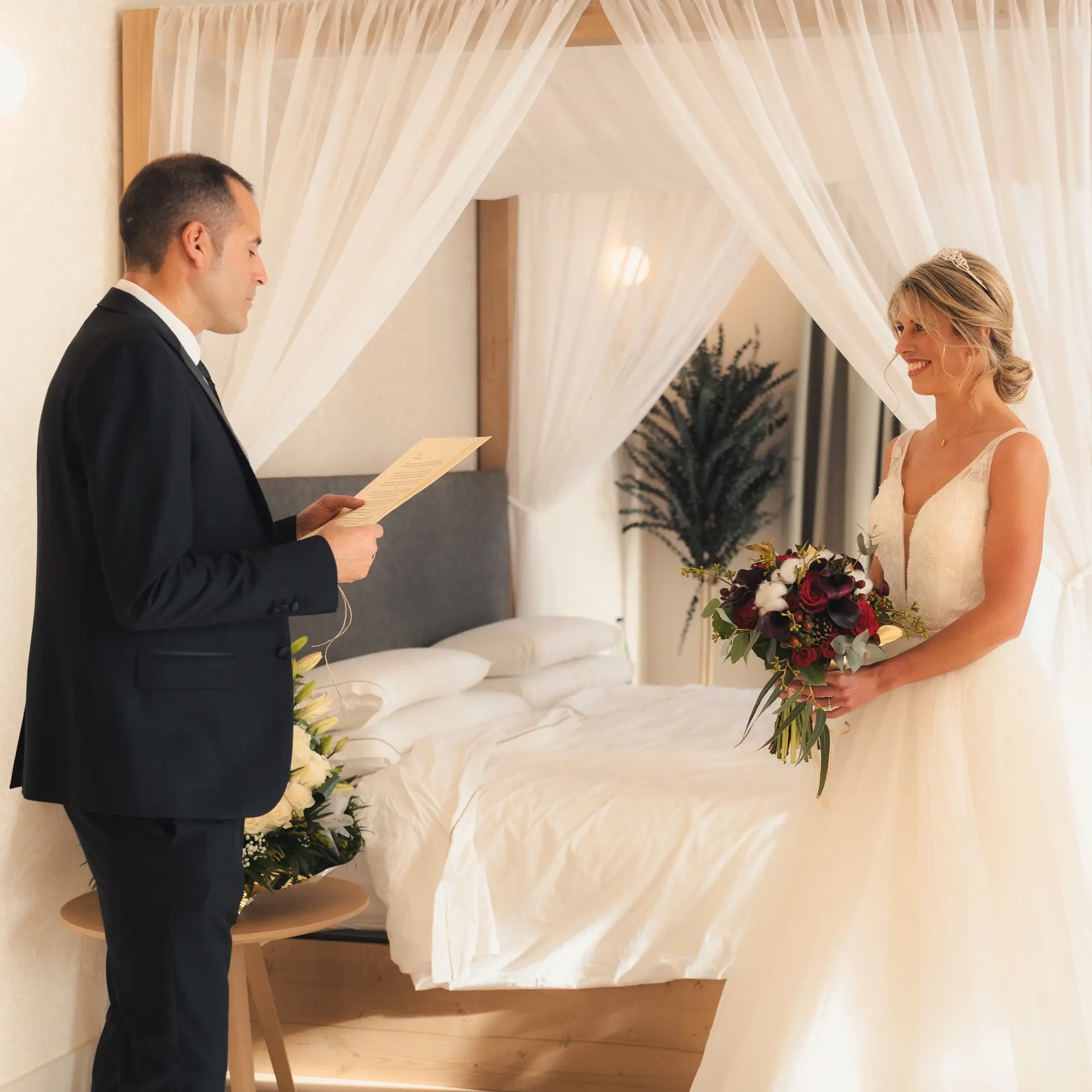 Novia i padrí durant els preparatius de la seva boda a una habitació suite de la masia rural Mas Pairó a Camprodon.