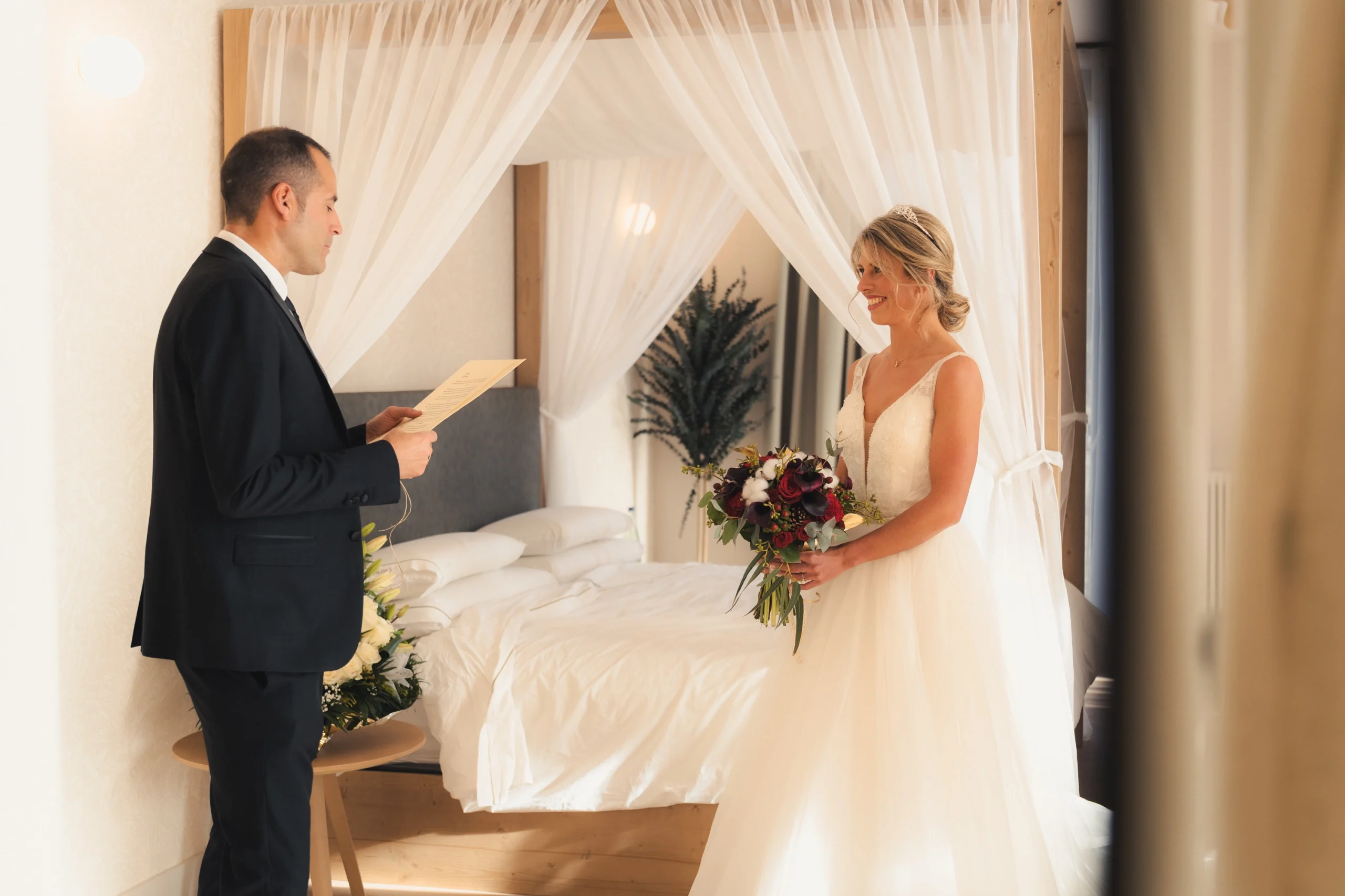 Novia i padrí durant els preparatius de la seva boda a una habitació suite de la masia rural Mas Pairó a Camprodon.